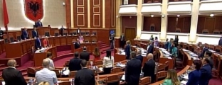 Berisha ngre në këmbë deputetët<br /> mbajnë heshtje për Srebrenicën