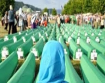 AI:Familjet e viktimave t&euml; masakr&euml;s&nbsp;<br />n&euml; Srebrenic&euml; t&euml; Bosnj&euml;s presin drejt&euml;si