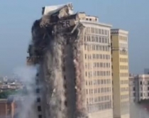 VIDEO/ 90 kg eksploziv, shembet<br />hoteli 13 katësh në 15 sekonda