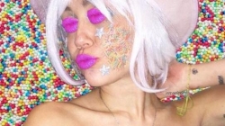 Miley Cyrus harron fjal&euml;n<br />p&euml;rmbajtje, ja toplessi i fundit