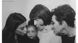 Foto/ Femrat e familjes Kardashian<br />e kanë bukurinë në gjak,ja 4 breza