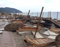 Stuhia shkatërron çadrat në Dhërmi