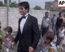 Video/ Vlorë 1997,Zani Çaushi<br />voton me smoking dhe mitraloz