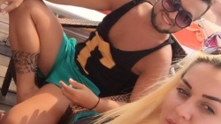 Modeli Zeqiraj, n&euml; krah&euml;t<br />e nj&euml; biondje seksi&nbsp;