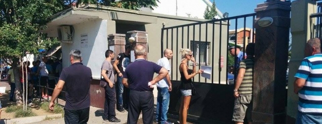 Peripecia e një gjobe, qytetarët në <br />sportel për 4 orë, heshtin drejtuesit