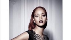 Rihanna pozon topless për<br />Dior, mahnit me fotot e fundit