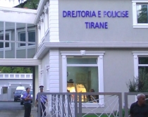 Tiranë, ish-drejtoresha s’lëshon <br />dot “karrigen”, bllokon mësimin