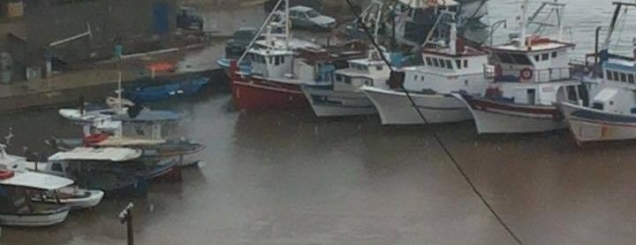 Vendi përfshihet nga moti i keq <br />bie vinçi mbi dy varka në Sarandë