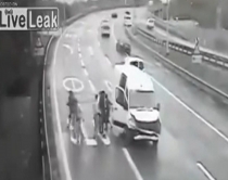 Videolajm/ përplaset furgoni në<br />Britani, zbresin mbi 30 emigrante