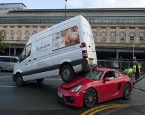 Foto/ Angli, aksident i çuditshëm<br />fugoni sipër Porsches 62 mijë euro