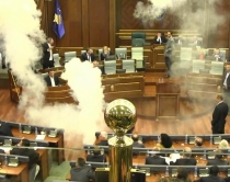 Kosovë, opozita pengon seancën<br />zhurmë dhe gaz lotsjellës në sallë 