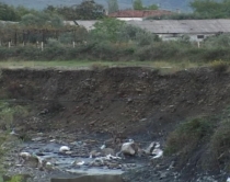 Përroi &ldquo;kërcënon&rdquo; me përmbytje <br />Troshanin, bordi i kullimit &ldquo;hesht&rdquo;