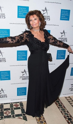 Sophia Loren shk&euml;lqen n&euml; Tapetin<br />e Kuq n&euml; mosh&euml;n 81-vje&ccedil;are