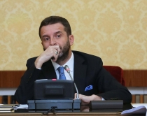Erjon Braçe mungoi në ceremoninë<br />e Bankës së Shqipërisë, ja arsyeja