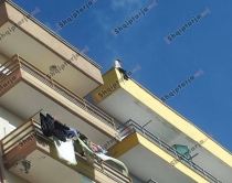 Sherr me të dashurin, si shpëtoi 15<br />vjeçarja që tentoi të hidhet nga pallati