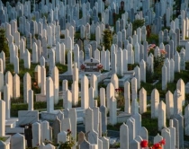 Kosov&euml;n e p&euml;rkrah&euml;n profesor&euml;t<br />Serbin&euml; nj&euml; kanadez i dyshuar p&euml;r dhunim&nbsp;