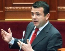 Ky ligj &euml;sht&euml; hipokrizia jon&euml; ndaj shqiptar&euml;ve