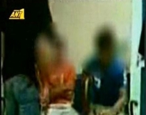 VIDEO / U detyruan t&euml; godasin me<br />shpulla nj&euml;ri-tjetrin, fitojn&euml; 150 mij&euml;&nbsp;&euro;