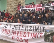 Gjeologji-Miniera në protestë: Nuk e<br />lëshojmë godinën për pallat drejtësie