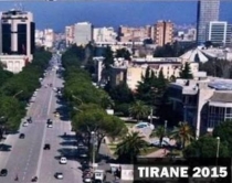 FOTO/ Tirana sot dhe 30 vite m&euml;&nbsp;<br />par&euml;, ballafaqimi i dy periudhave