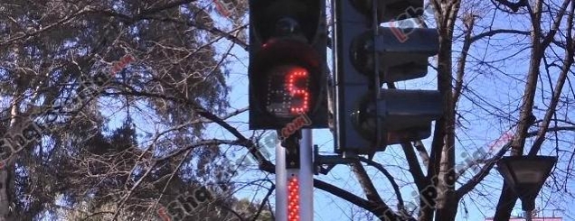Vëzhgimi /Qytetarët s'respektojnë<br />semaforin, kalojnë me të kuq