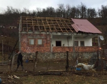 Erëra të forta dhe reshje shiu në<br />Tropojë, dëmtohen disa banesa