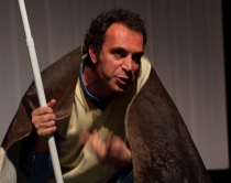 Rikthehet Romir Zalla, “Mbroni <br />Shpellarin” në Teatrin “Skampa”