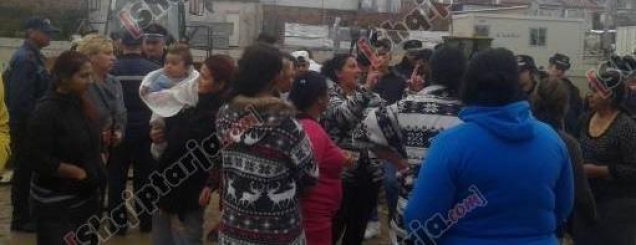 Unaza, romët përplasje me <br />policinë për prishjen e shtëpive