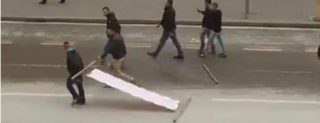 Bra&ccedil;e: N&euml; krye t&euml; barbar&euml;ve K&euml;rri&ccedil;i<br />K&euml;lli&ccedil;i: S'meriton t&euml; quhesh as qen