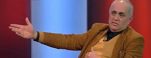 Pushtete q&euml; protestojn&euml;<br />kund&euml;r nj&euml;ri- tjetrit!