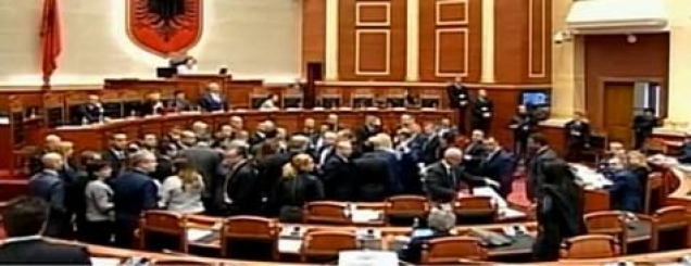 Opozita fut Kuvendin në kaos<br />vezë Ramës, bllokojnë foltorenBerisha lë mandatin?!