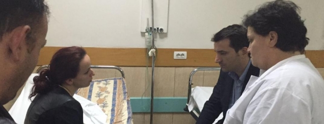 U l&euml;ndua gjat&euml; protest&euml;s, Veliaj<br />&nbsp;viziton gazetaren e Report TV