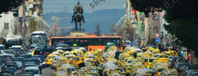 Tiranë, taksitë në protestë: <br />Të hiqen taksistët abuzivë