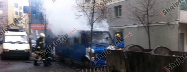 Durrës, përfshihet nga flakët<br />një automjet, nuk ka të lëndua