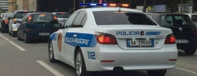 Foto/ S'do i shpëtoni më Policisë,<br />Rrugorja pajisjet me BMW Seria 5