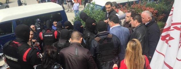 Protesta, Ndriçim Babasi në <br />polici, PD mbështet të ndaluarit