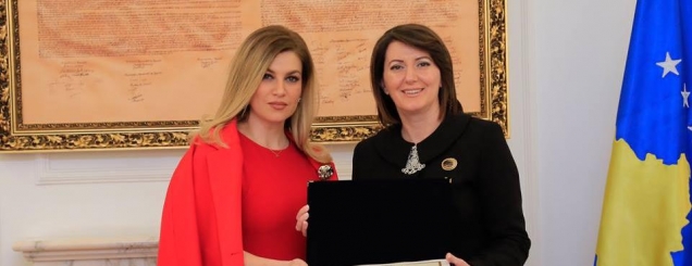 Leonora Jakupi nderohet nga<br />Presidentja e Kosovës Jahjaga