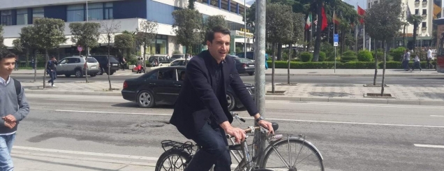 Fotolajm, Veliaj braktis makinën<br />preferon pedalimin me biçikletë