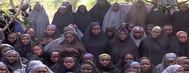 Nigeri, vajzat e rrëmbyera shfaqen<br />në video, familjarët: Na i ktheni