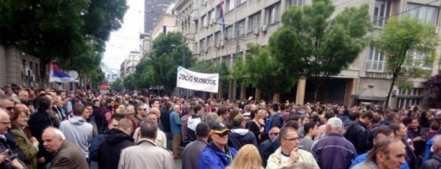 Protesta në Serbi kundër Vuçiç<br />akuzohet për vjedhje të zgjedhjeve