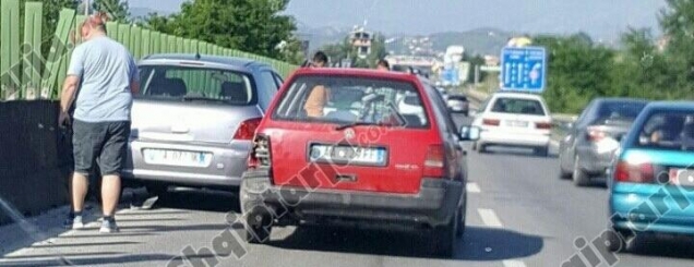 Përplasen 5 automjete bllokohet<br />autostrada Tiranë-Durrës