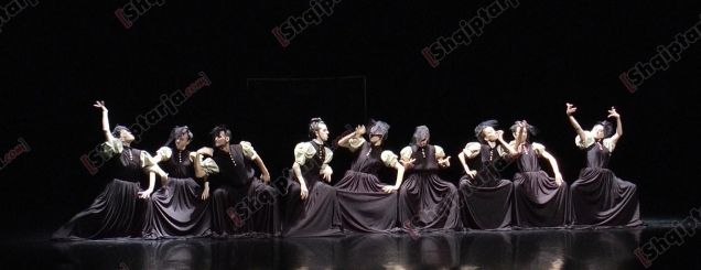 Suksesi/Barak Marshall,hymn lirie<br />me “Monger” e balerinët shqiptarë