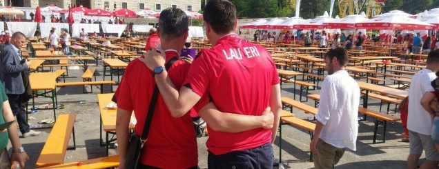 Erion Veliaj ironi kund&euml;rshtar&euml;ve<br />ndjek ndeshjen me fanell&euml;n ''Lali Eri''