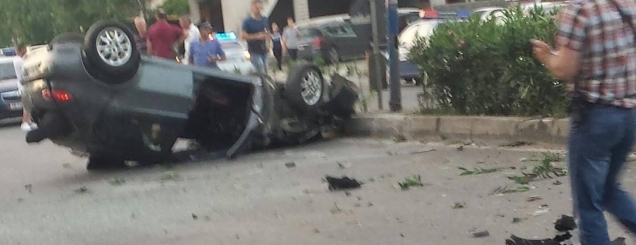 Aksident n&euml; Kam&euml;z, p&euml;rplasen 2<br />makina, plagosen drejtuesit&nbsp;