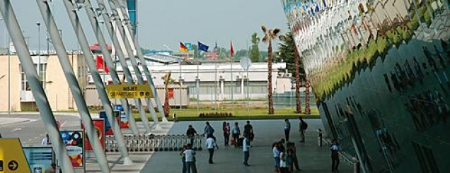 Tjetër skandal në Rinas, 2 djem<br />çanë rrethimin, arritën te avionët