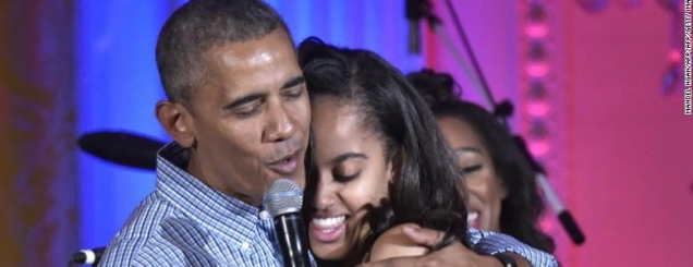 Emocionuese, Presidenti Obama<br />këndon në 18 vjetorin e vajzës së tij 
