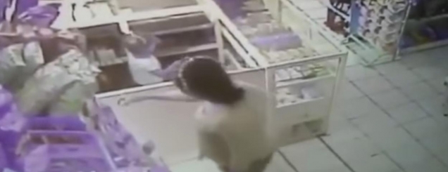 Video/ Nëna mëson fëmijën se<br />si të vjedhë në supermarket