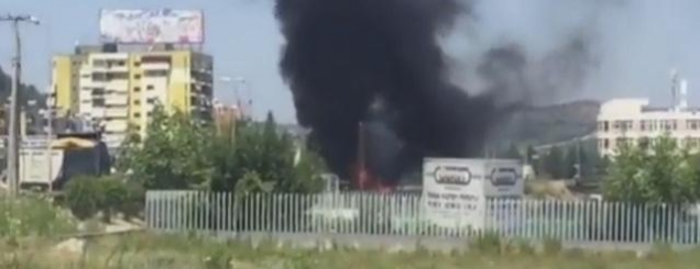 Video/ Përfshihet nga flakët një<br />automjet në Vorë s'dihen shkaqet