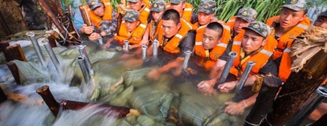 E pabesueshme, ushtarët kinezë<br />ndalin përmbytjet me trupat e tyre