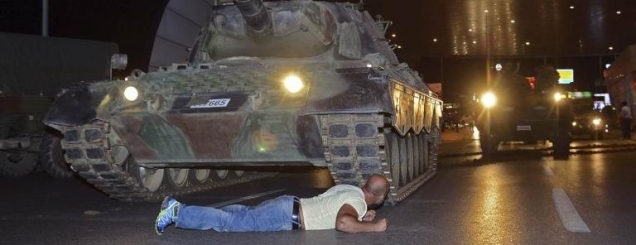 Dëshmia e studentit turk që u shtri<br />para tankut: Cilës ushtri i përkisni?